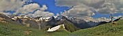 89 E scopro bella rustica croce lignea sui verdi prati fioriti con vista panoramica verso Monte Cavallo e amici 
